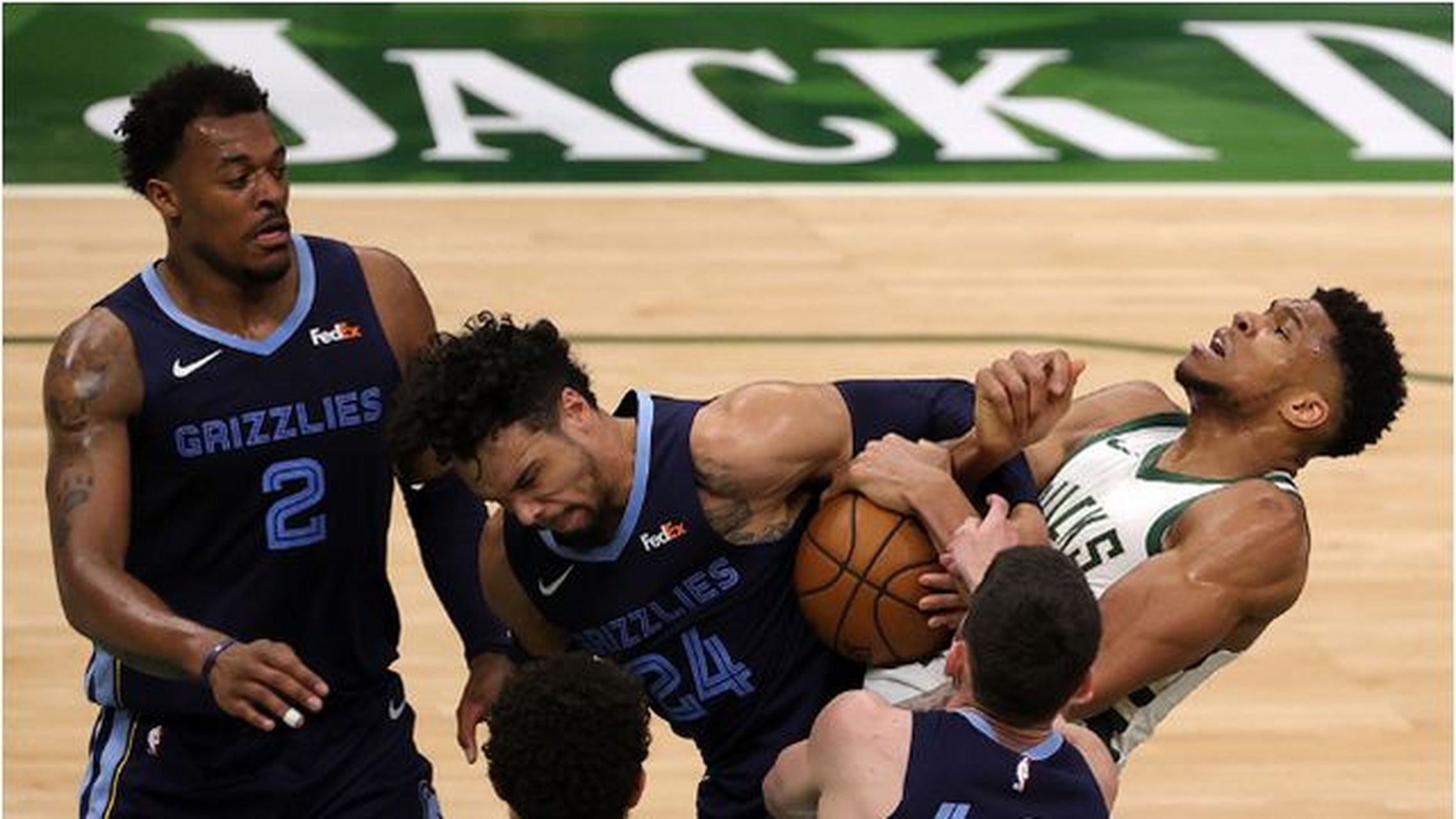 ayx世界杯2026-灰熊完胜雄鹿,库里状态火热