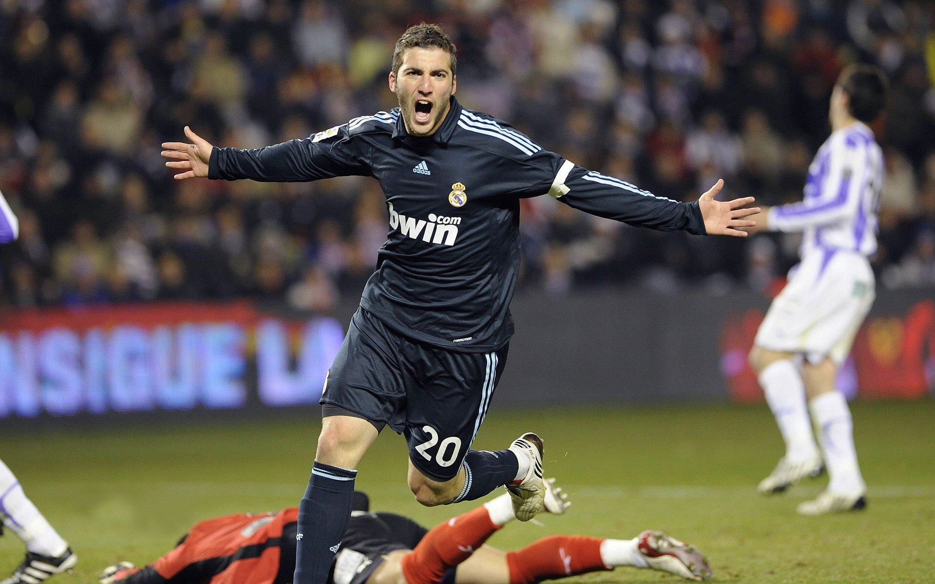 爱游戏tv-赛道与球场，当F1上海焦点战遇上雄鹿式决胜